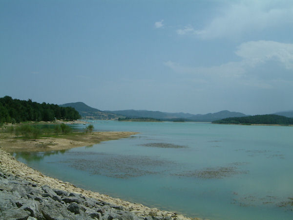 Le Lac Montbel depuis la digue de la base nautique de la forêt de Léran