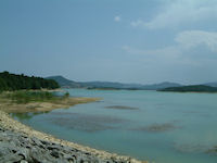 Le Lac Montbel depuis la digue de la base nautique de la fort de Lran