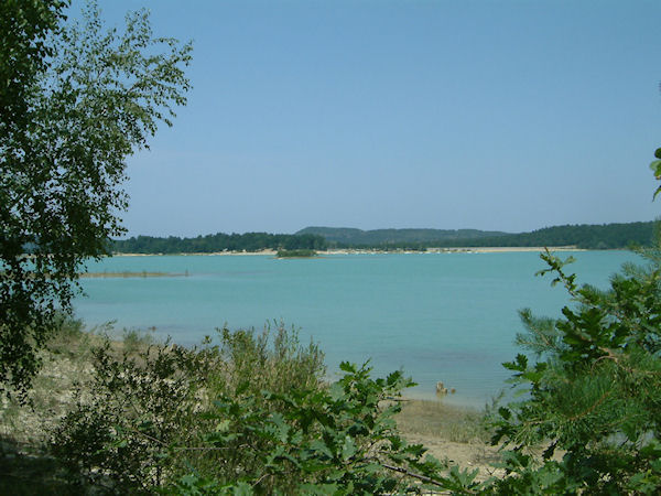 Le Lac Montbel depuis le bois du Sgala