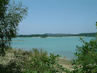 Le Lac Montbel depuis le bois du Sgala