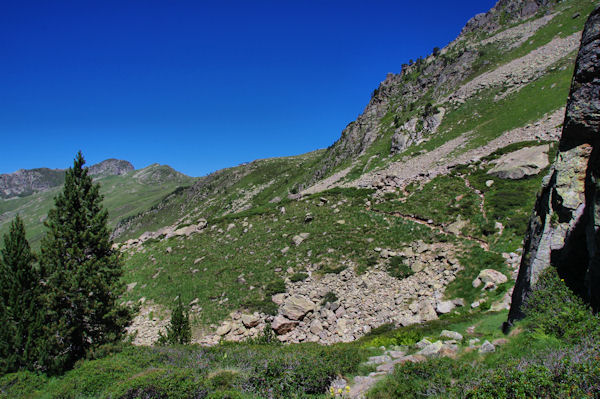 Le chemin remontant vers le refuge du Rulhe