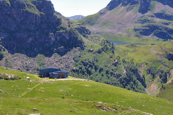 Le refuge du Rulhe, derrire, l_Etang de Fontargenta