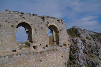 Le chateau de Roquefixade, en enfilade, le Roc de la Lauzade et le Roc Marot