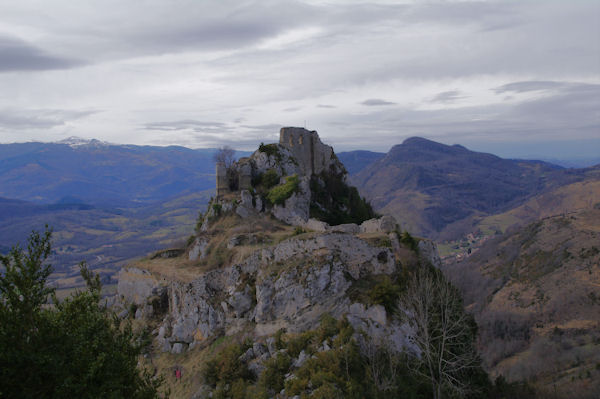 Le chateau de Roquefixade en montant au Roc de la Lauzade