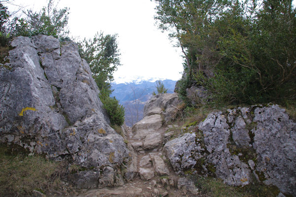 Petite brche permettant l_accs au chteau de Roquefixade