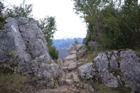 Petite breche permettant l'acces au chateau de Roquefixade