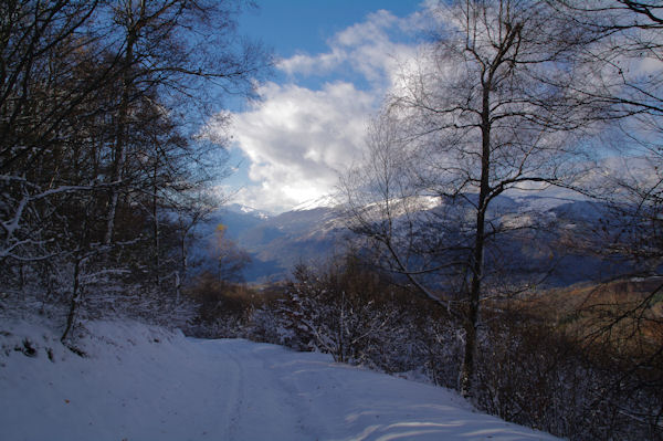 En descendant la piste menant au refuge de l_Aynat