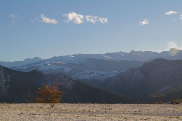 Les Pyrnes depuis l_table au dessus de Croqui sur la route du Col de Traucadou