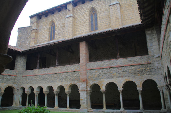 Le Cloitre de la basilique de St Lizier