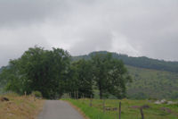 Le Tuc de Montcalibert surmonte de sa croix