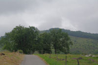 Le Tuc de Montcalibert surmont de sa croix