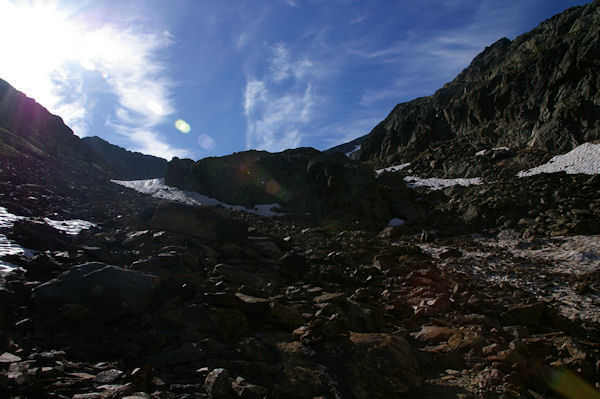 La monte vers l_Etang du Montcalm,  gauche, la Pointe du Montcalm