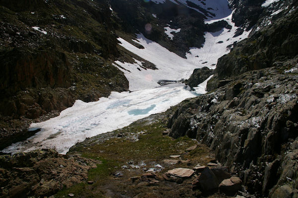 L_Etang du Montcalm, encore bien gel en cette saison