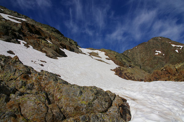 En remontant dans les nvs au dessus de l_Etang du Montcalm, au fond, Guins de l_Ane