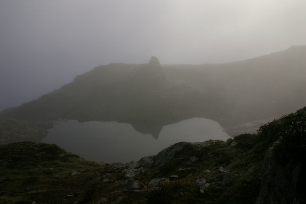 Brumes matinales sur le Refuge de l_Etang du Pinet