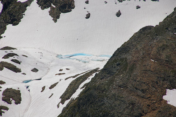 L_Etang de Canalbonne encore gel depuis le Pic du Montcalm