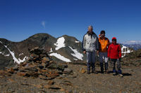 De gauche a droite, l Pic d'Estats, le Pic Verdaguer, Bernard, Jacques, Alexandre et les pentes enneigees de l'Aneto au fond depuis le Pic de Montcalm