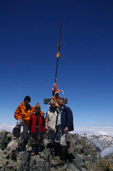 Des pyrnistes heureux, Jacques, Alexandre, Brenard et Fred au sommet du Pic d_Estats