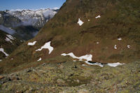 L_Etang du Montcalm, au fond, les crtes du Pic Rouge de Bassis