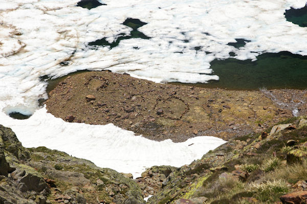 Dessins de pierres sur les bords de l_Etang d_Estats