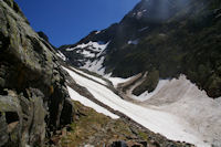 Les raides neves dans le vallon d'Estats