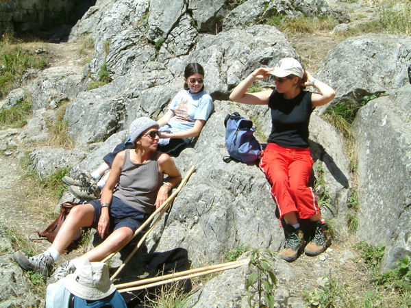 Un peu de repos dans les ruines du chteau de Montsgur pour Marie Franoise, Julie et Camille