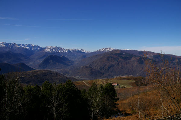 Au fond, Tarascon sur Arige depuis la route forestire de Font Frde