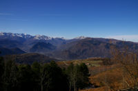 Au fond, Tarascon sur Ariege depuis la route forestiere de Font Frede