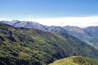 Au loin, du Pic de Girantes aux Pics Rouge de Bassies et de Belcaire