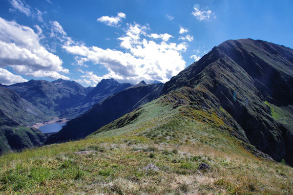 L_Etang de Gnioure, la crte du Sarrasi et la Pique d_Endron