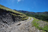 Le chemin au milieu des pistes de ski de la station de Goulier - Endron