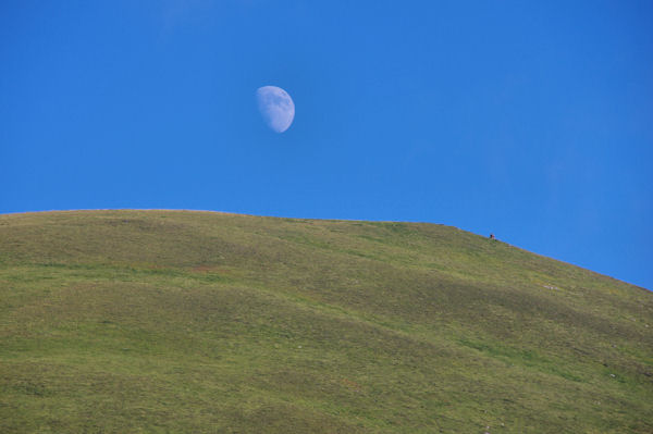 Le Pic du Garbi de Brsoul fleurte avec la lune
