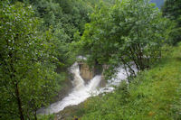 Le ruisseau de l_Artigue en furie au barrage de Lagru