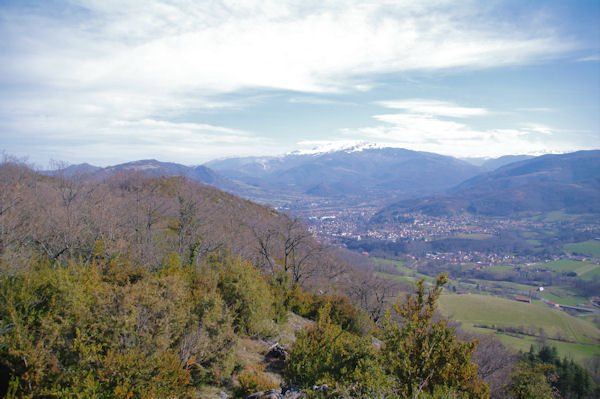Foix depuis le Pech, au fond, le massif du St Barthelmy