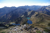 Depuis le Pic de Tarbesou, vue Sud sur les etangs Bleu, Noir et de Rabassoles 