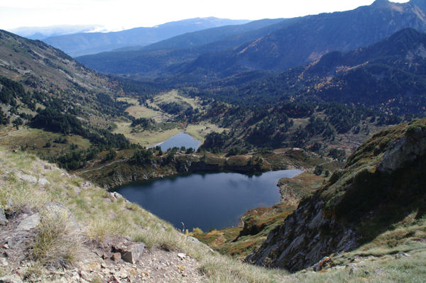 Etang Noir et Etang de Rabassoles au dessus du vallon d_Artounant depuis le Sarrat des Escales