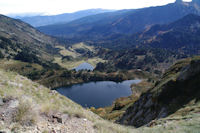 Etang Noir et Etang de Rabassoles au dessus du vallon d'Artounant depuis le Sarrat des Escales