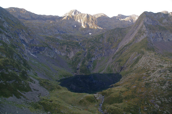 L_Etang Rond domin par le Tuc des Hches, le Pic des Trois Comtes et le Pic de Sernaille