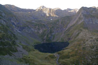 L_Etang Rond domin par le Tuc des Hches, le Pic des Trois Comtes et le Pic de Sernaille