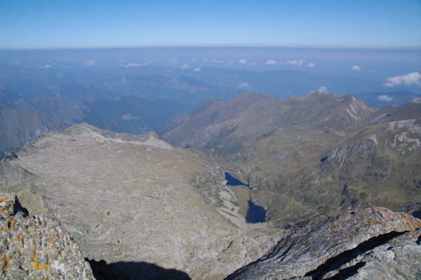 Les Etangs de Milouga et d_Arauech depuis le sommet du Mont Valier