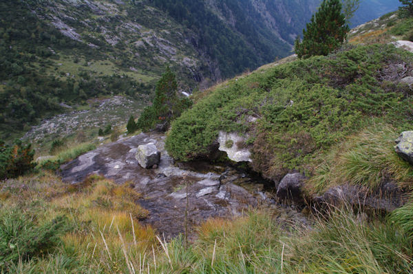 Un ruisseau en descendant vers la Cascade de Nrech