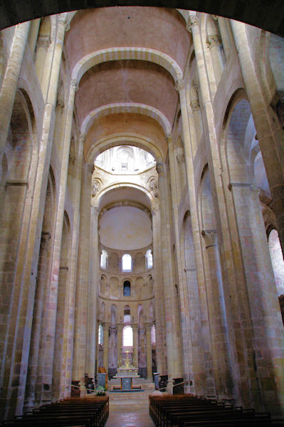 La nef de l_Abbaye de Conques