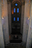 La nef de l_Abbaye de Conques, au fond, les vitraux de Pierre Soulages