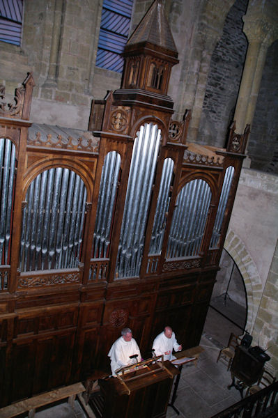 Frre Jean Daniel et Frre Evermode en concert nocturne dans l_Abbaye Ste Foy