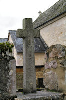 Une jolie croix devant l'eglise de Marroule