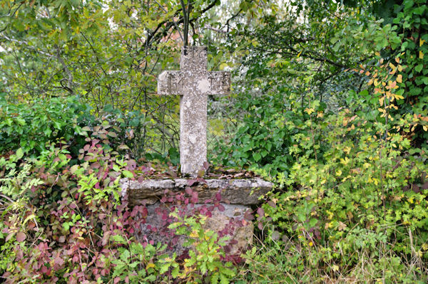 Vieille croix  la sortie de Marroule