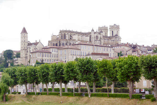 Au cur d_Auch, la Cathdrale Ste Marie et la Tour d_Armagnac