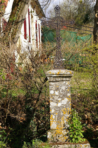 Une croix  Larrouy