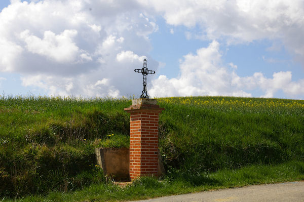 Une croix entre Lourtaut et Le Tachon