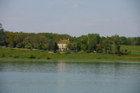 Vue de Briolle depuis l'autre rive du lac